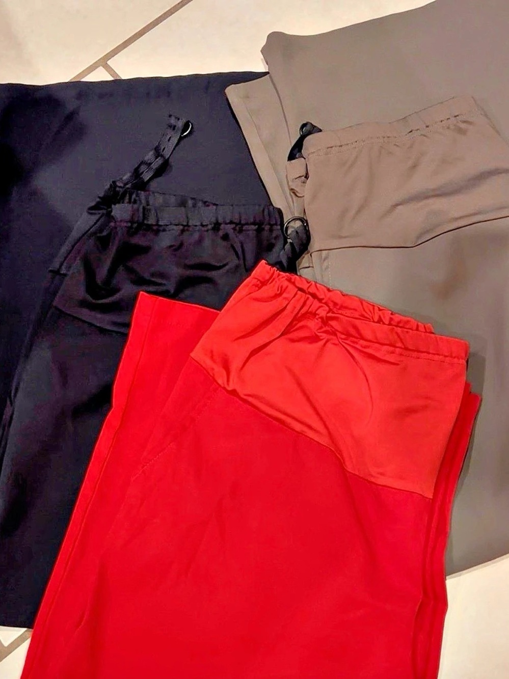 SHEIN maternity Groove Low-Rise Relaxed Cinch Pant Red & Black